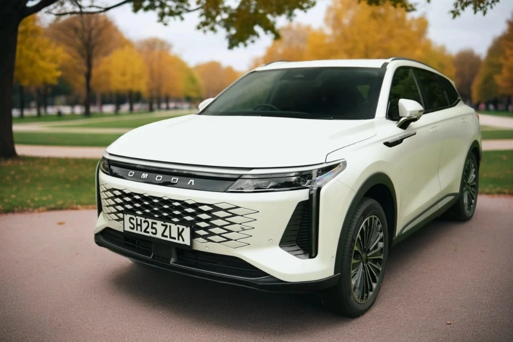 Omoda 9 front and side profile with LED headlights