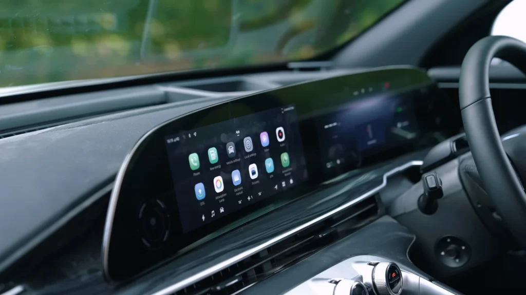 Omoda 9 instrument cluster and infotainment system interior