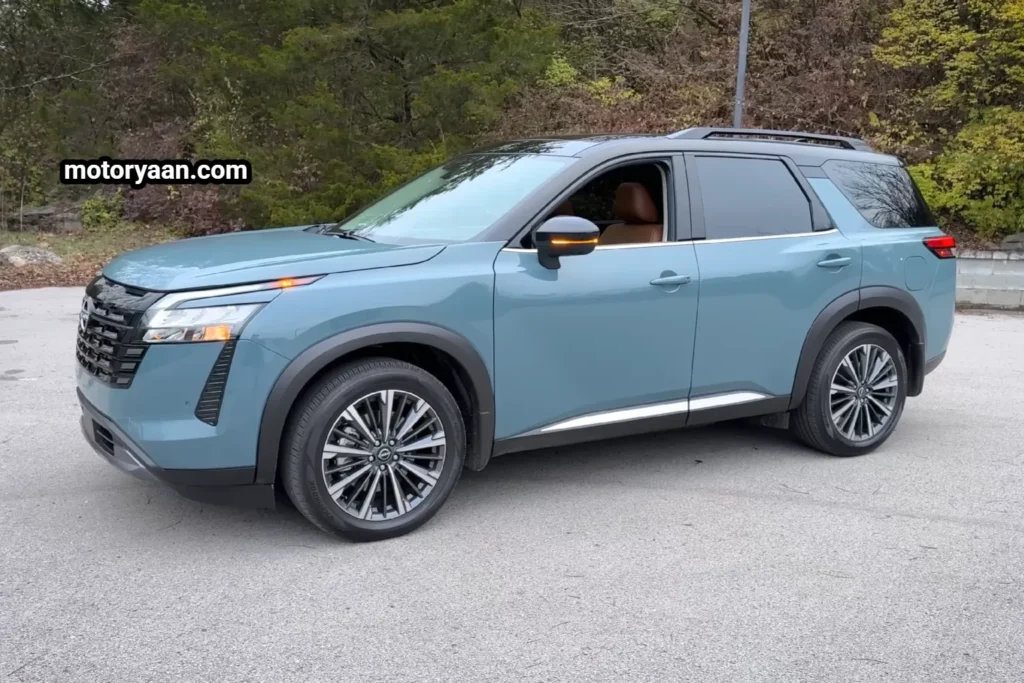2026 Nissan Pathfinder side profile with alloy wheels and roof rails