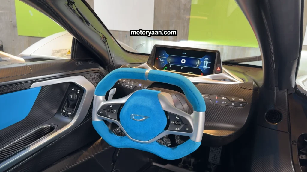 Zinger 21C Review steering wheel and instrument cluster