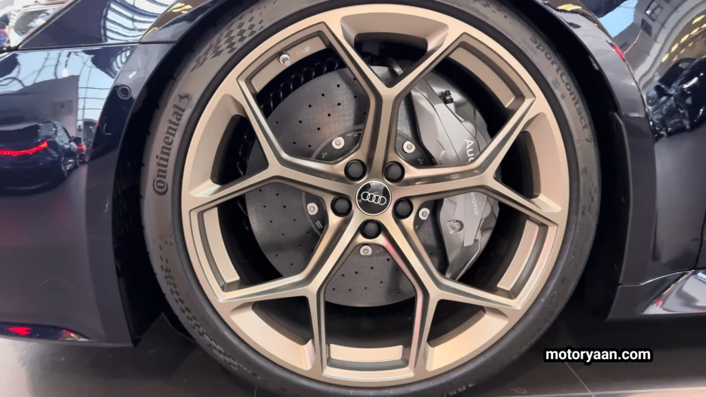 2026 Audi RS6 Avant Performance alloy wheels with large performance brakes