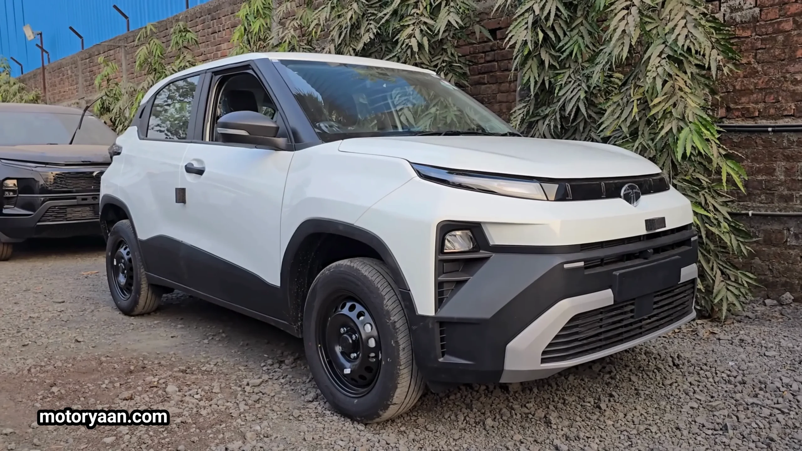 Tata Punch Smart CNG 2026 Variant front and side profile showing upright stance, LED headlamps and compact SUV proportions