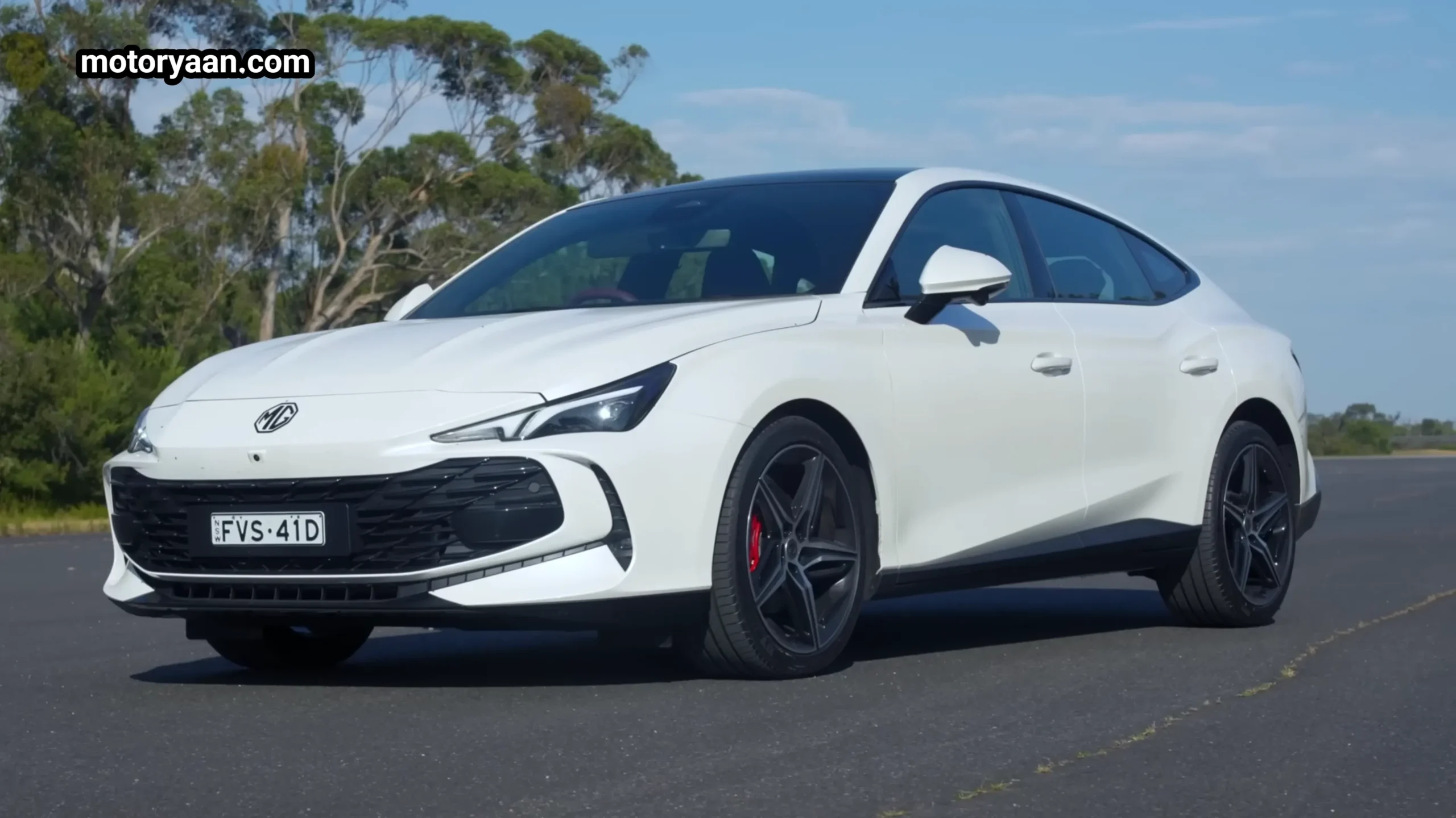 MG7 sporty sedan front three quarter view showing side profile
