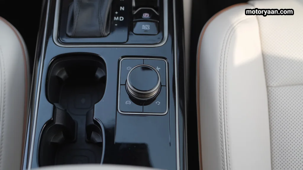 Mahindra XUV 7XO facelift center console rotary dial for AC and audio controls