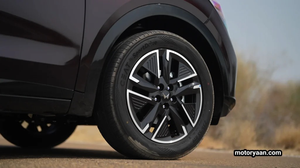 Mahindra XUV 7XO facelift alloy wheel close-up showing sporty dual-tone design