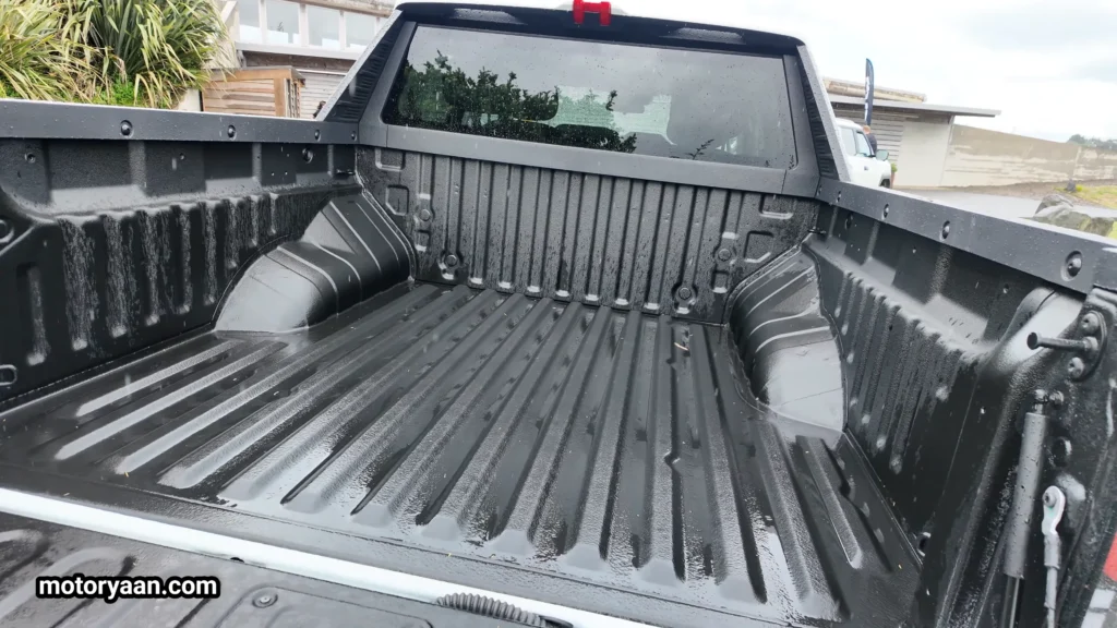 2026 MG U9 Review showing truck bed and load area dimensions