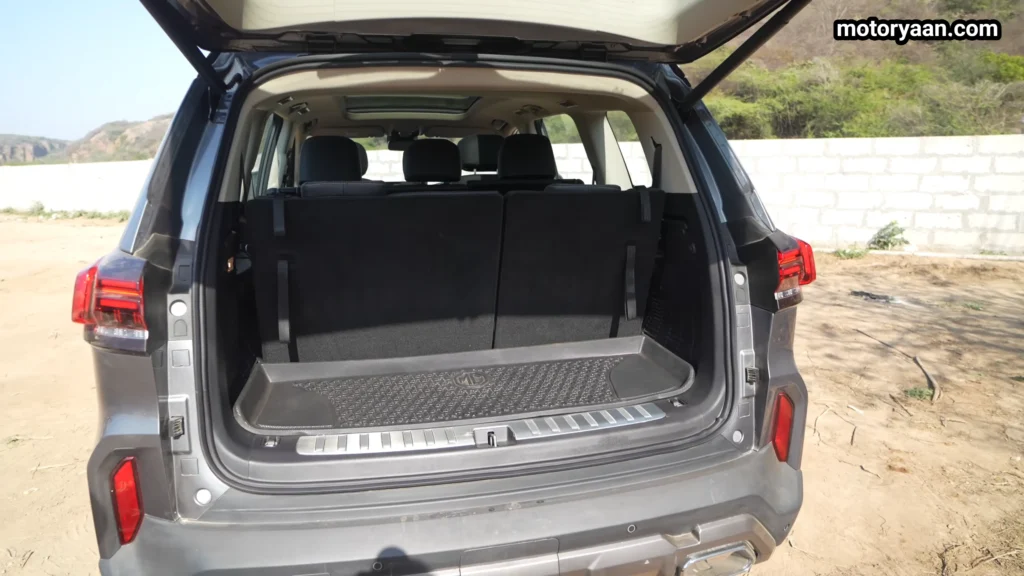 MG Majestor boot space with third row up