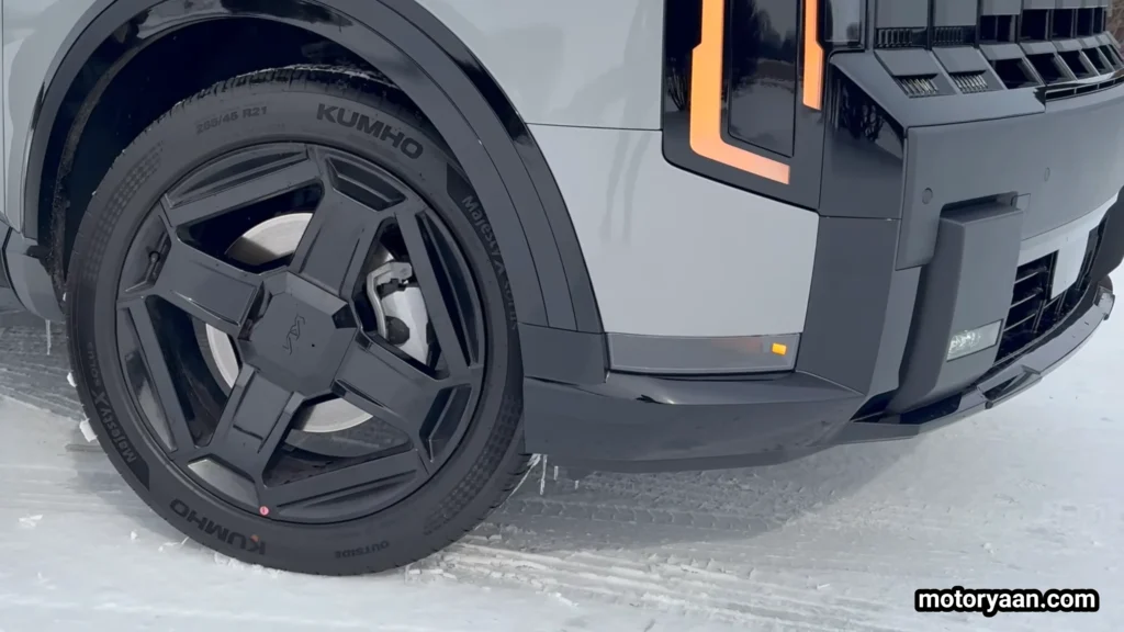 2027 Kia Telluride alloy wheel close up with large multi spoke design