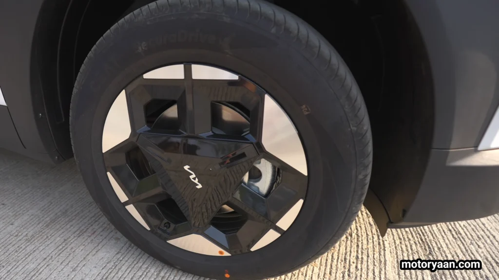 17 inch diamond cut alloy wheel of 2026 Kia Seltos HTK Optional Diesel Automatic