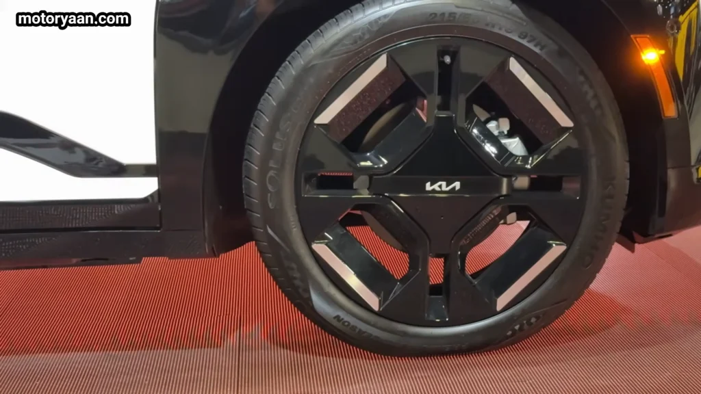 2027 Kia EV3 GT Line alloy wheel close up with tire design