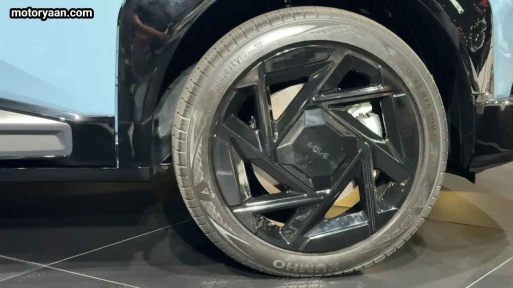 2027 Kia Seltos X Line 19 inch alloy wheel design close up